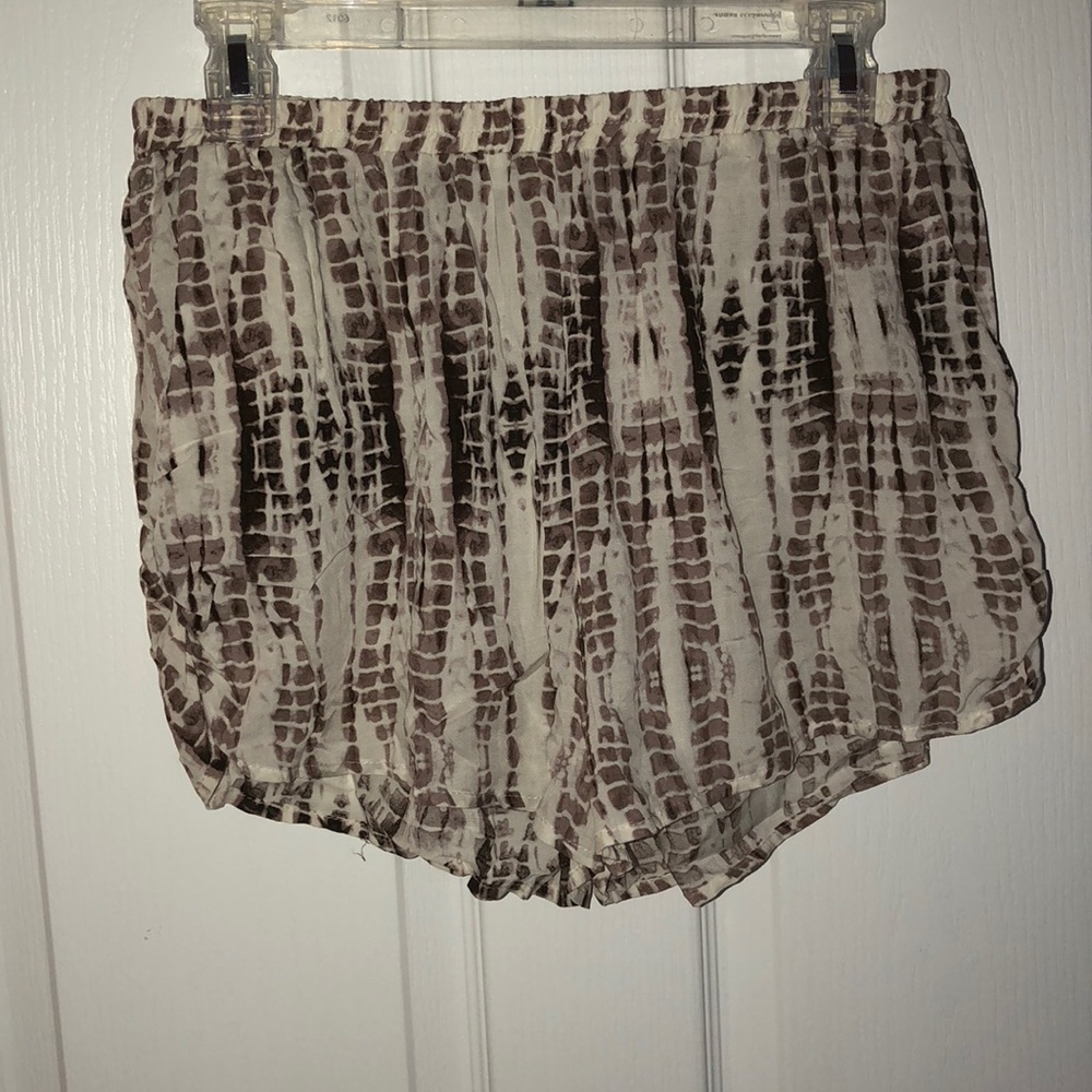 Casual lounge shorts with pockets